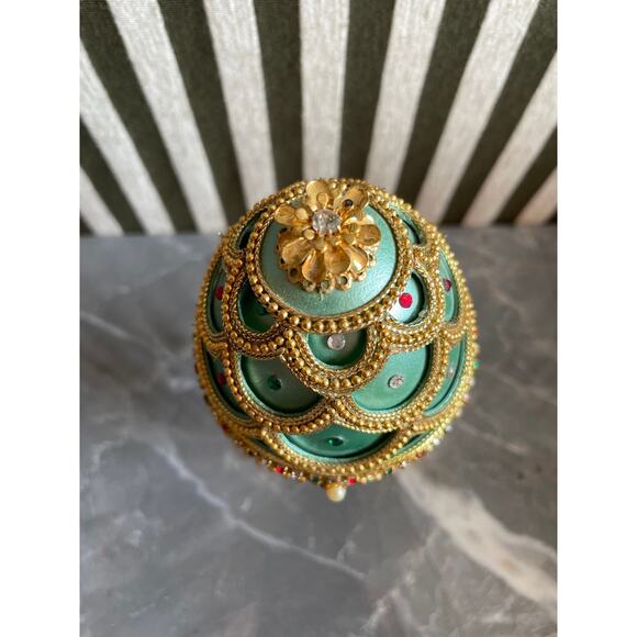 Kingspoint Designs Item #30513 Decorative Egg Trinket Music Box - Picture 5 of 6